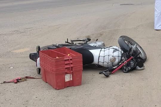 Motociclista que transportaba pollos es impactado por camioneta en Arco Sur