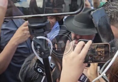 Titular del IMSS-Bienestar evita preguntas de la prensa y se retira