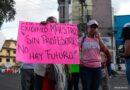 Padres de familia bloquean Ruiz Cortines; exigen maestros para escuela vespertina