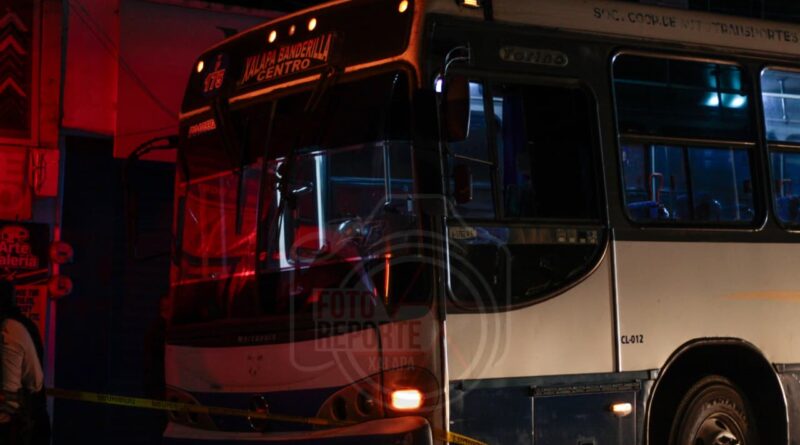 Disparan contra autobús de pasajeros; una mujer resulta lesionada