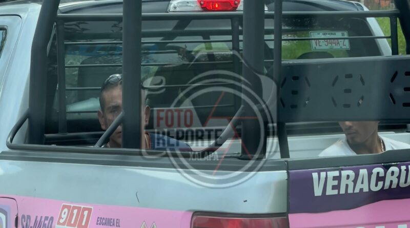 Asaltan a adulto mayor en Banderilla; policías detienen a dos presuntos responsables