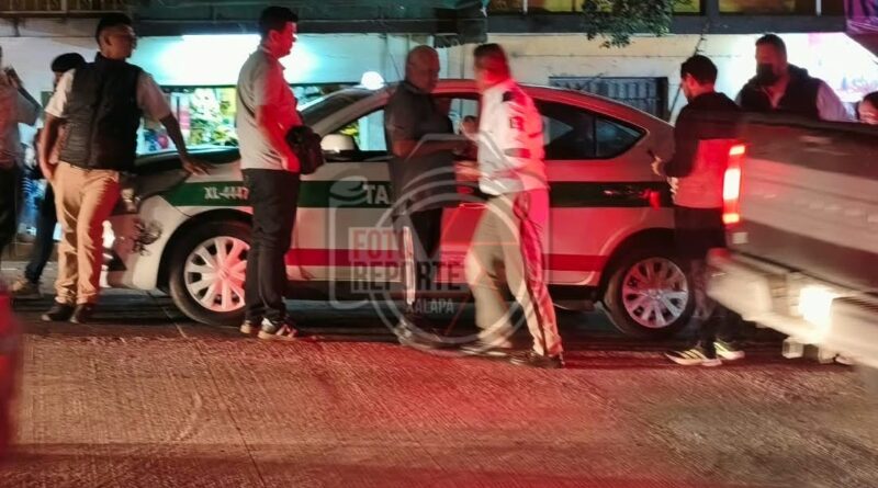 Choque por alcance entre taxi y particular en Chedraui Caram