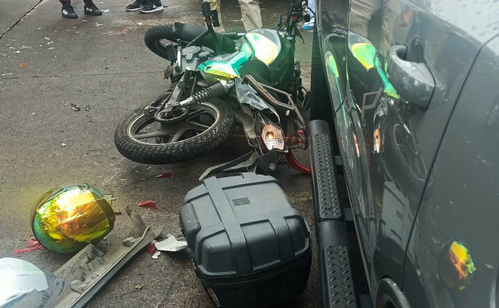 Choque entre motocicleta y Honda provoca afectaciones viales en avenida Pípila
