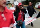Trabajadores del IMSS marchan en Xalapa para exigir mejoras laborales