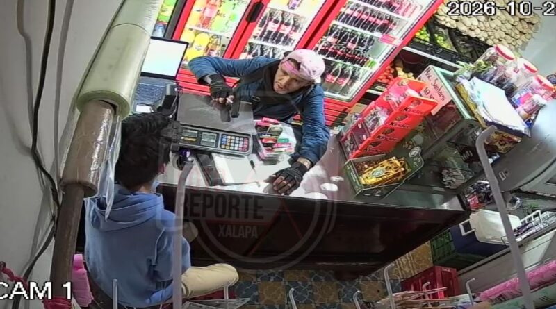 Captan en video a sujeto armado durante asalto