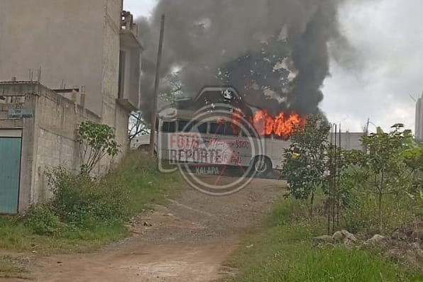 Se incendia autobús del servicio urbano en la colonia Ignacio Zaragoza, en Xalapa