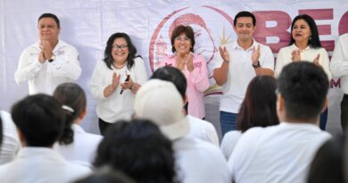 Continúa Rosa María entrega de becas universitarias a jóvenes de la ciudad de Veracruz