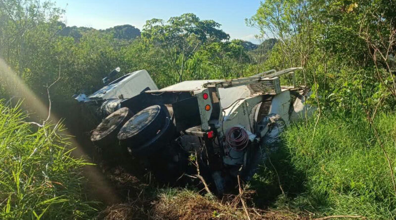 Conductor resulta lesionado tras volcadura de revolvedora en Coatepec
