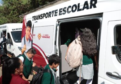 Rocío Nahle cumple, entrega SEV transporte escolar para Barranca Grande