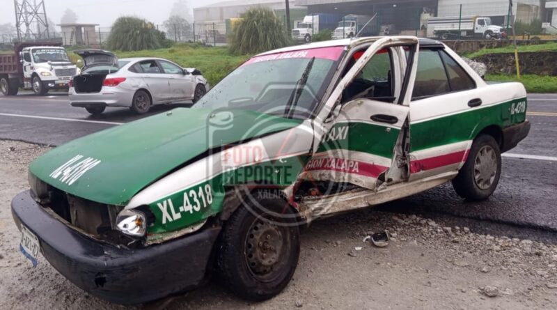 Chocan taxi y automóvil particular en la carretera Xalapa-Perote