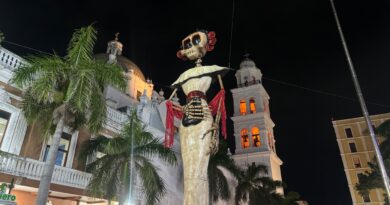 Con cempasúchil y una Catrina monumental, se llena de color y tradición el Zócalo de Veracruz