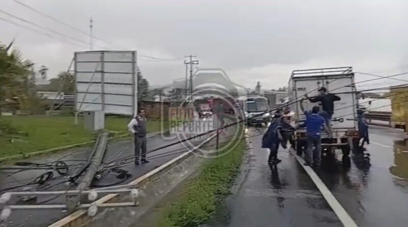 Tráiler derriba postes y cableado en la Xalapa-Veracruz