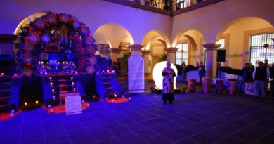 Inicia Ayuntamiento celebraciones del Día de Muertos; con Altar totonaca se recuerda a Melchor Peredo