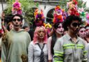 Madres buscadoras acompañan performance en memoria de personas desaparecidas en Xalapa