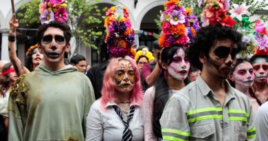 Madres buscadoras acompañan performance en memoria de personas desaparecidas en Xalapa