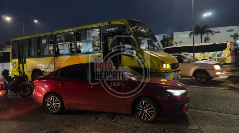 Choque entre automóvil y autobús afuera de la SEV