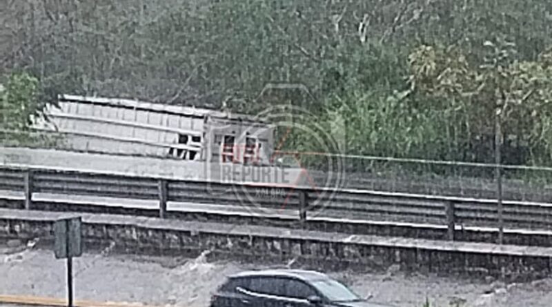 Tráiler se sale de la carretera Xalapa-Veracruz