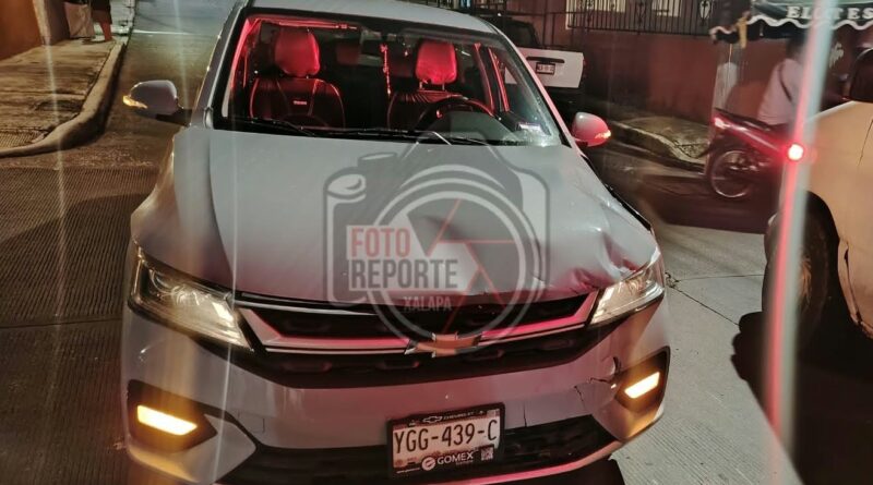 Choque entre una motocicleta y un vehículo en la colonia Unión