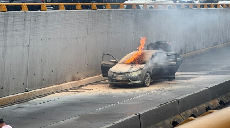 Automóvil se incendia sobre Lázaro Cárdenas