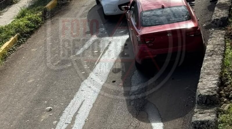 Baches provocan choque frontal entre un particular y un taxi